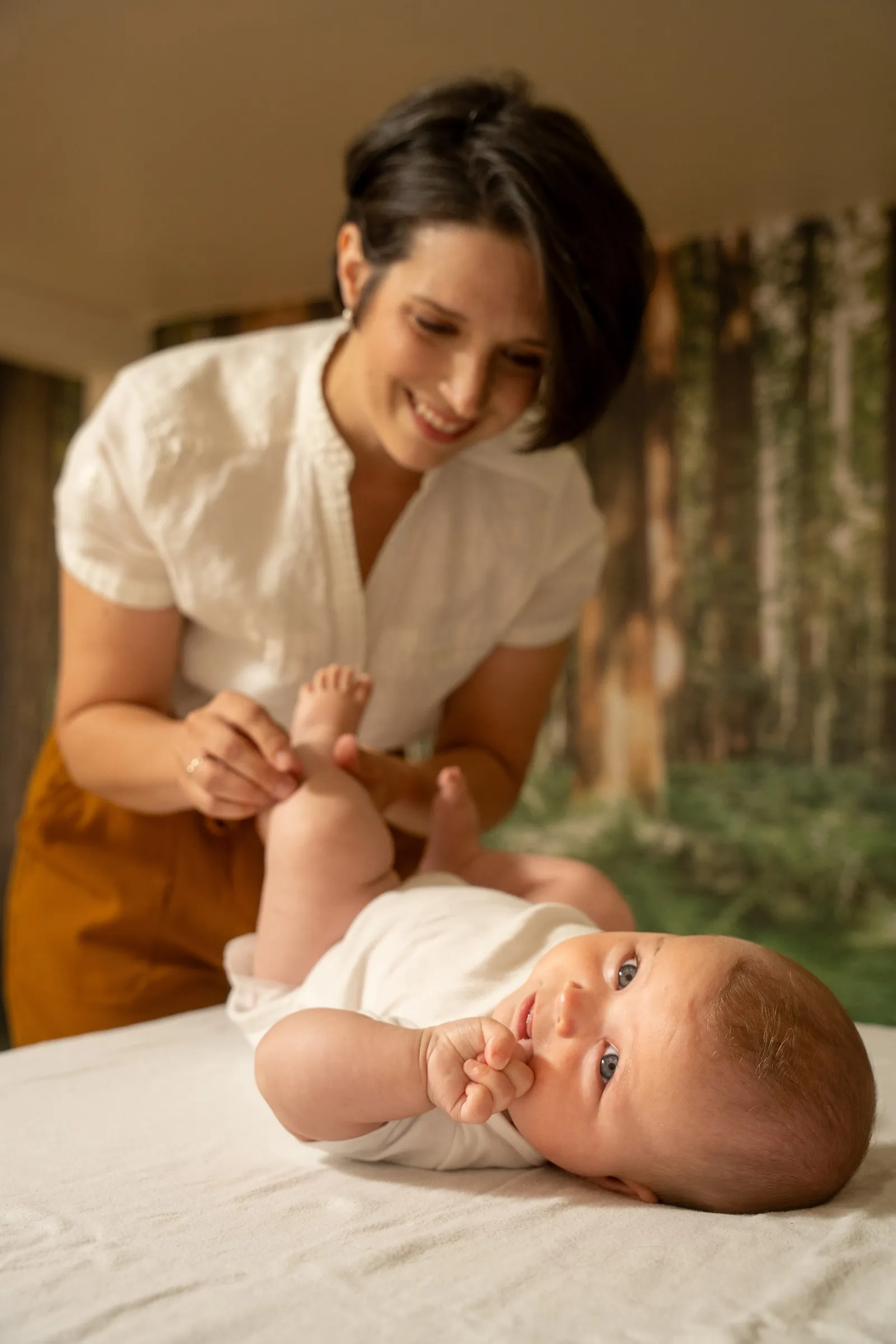 Judith avec un enfant en consultation pediatrique